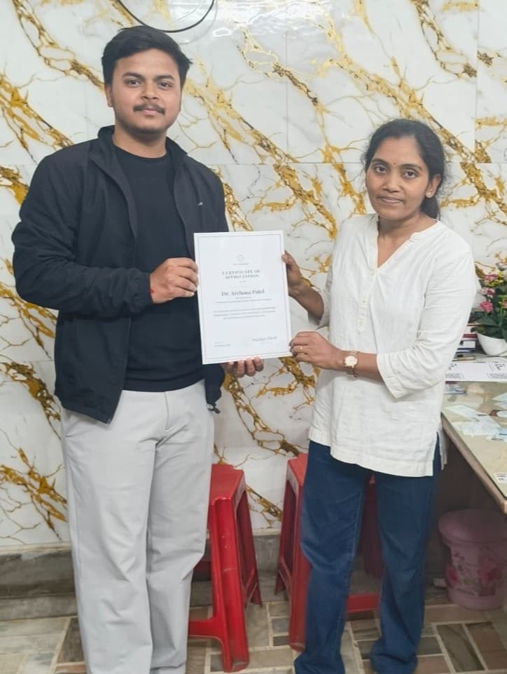 Dr. Archana Patel with DoctorStatus certificate